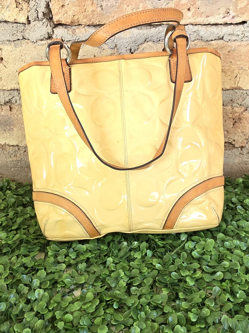 Authentic Coach Peyton Embossed Patent Leather Tote (Yellowing Due To Sun/age)